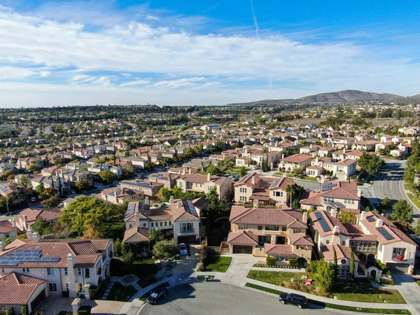 Aerial view of upper middle class neighborhood with identical residential subdivision house — Stock Photo, Image