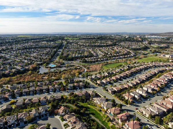 Flygfoto över övre medelklass kvarter med identiska bostäder indelning hus — Gratis stockfoto