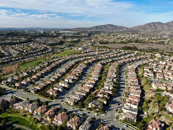 Vista aérea del barrio de clase media alta con casa de subdivisión residencial idéntica — Foto de Stock