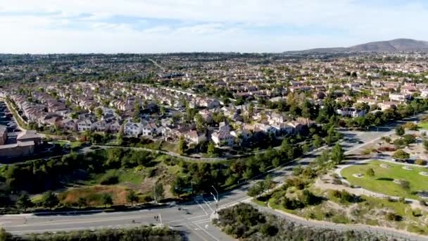 Letecký pohled na čtvrť vyšší střední třídy s identickým bytovým domem — Stock video