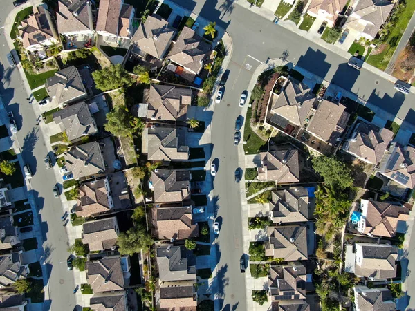 Vista aérea superior do bairro de classe média superior com casa residencial ao lado um do outro — Fotografia de Stock