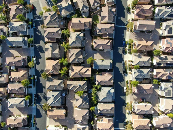 Vista aérea superior do bairro de classe média superior com casa residencial ao lado um do outro — Fotografia de Stock