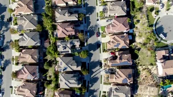 Vue aérienne du quartier de la classe moyenne supérieure avec maison résidentielle — Video