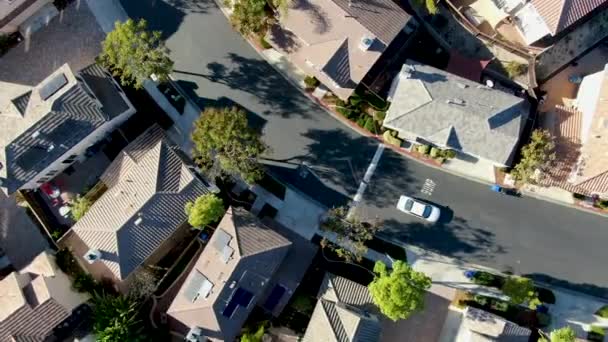 Вид зверху на верхній район середнього класу з житловим будинком — стокове відео