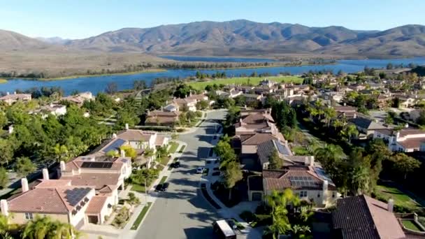 Veduta aerea di identico residence condominio con grande lago e montagna sullo sfondo — Video Stock