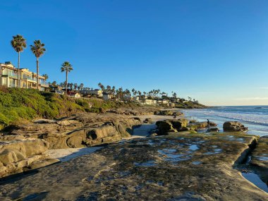 La Jolla kıyıları ve arka planda La Jolla San Diego 'da binası olan plaj.