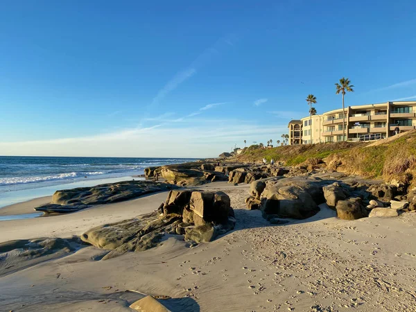 La Jolla rive e spiaggia con edificio sullo sfondo a La Jolla San Diego — Foto Stock