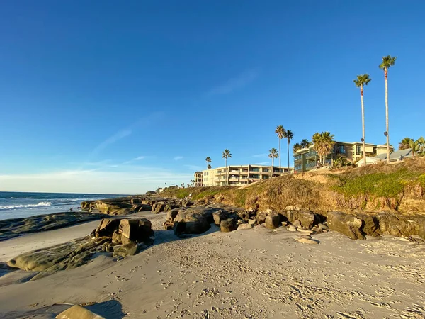 La Jolla strand og strand med bygning på bakgrunn av La Jolla San Diego – stockfoto