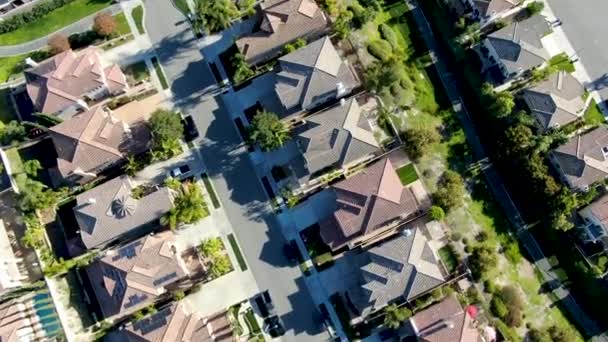 Vista aérea del barrio de clase media alta con casa residencial — Vídeos de Stock