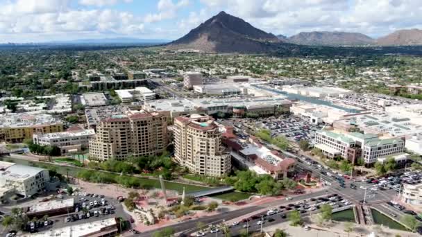 Luchtfoto van mega winkelcentrum in Scottsdale, Arizona ten oosten van de hoofdstad Phoenix. — Stockvideo