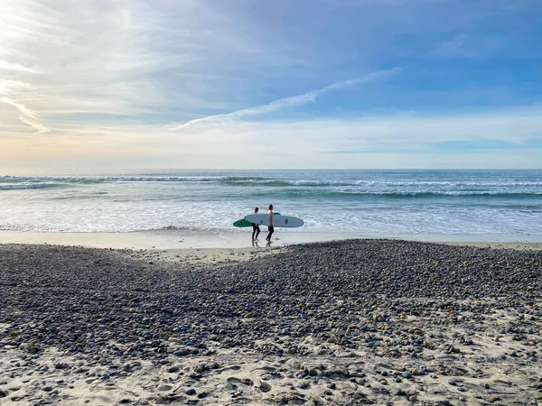 Surfer walking with their boards on Torrey Pines State Beach before sunset twilight — Stock Photo, Image