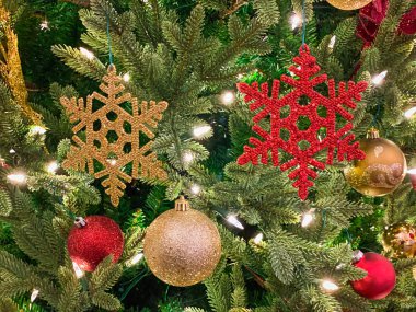 Noel ağacında kırmızı ve altın süsleme. 