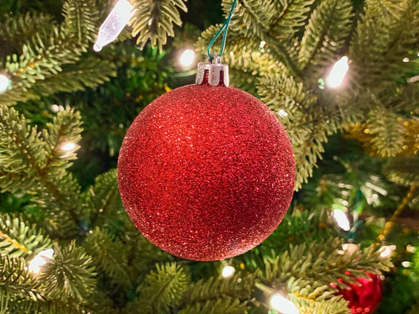 クリスマスツリー上の赤と金の装飾. — ストック写真