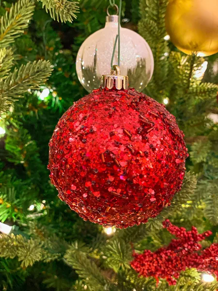 Décoration rouge et or sur le sapin de Noël . — Photo