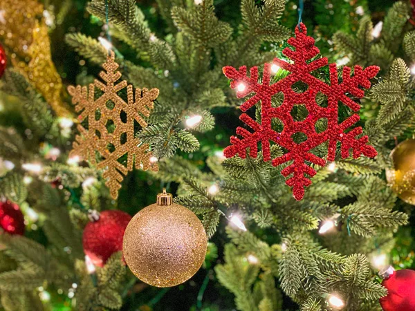 Decorazione in oro e rosso sull'albero di Natale . — Foto Stock