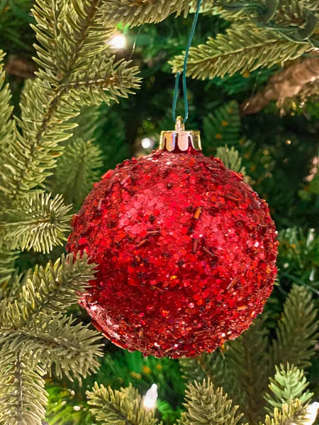 Κόκκινη και χρυσή διακόσμηση στο χριστουγεννιάτικο δέντρο. — Φωτογραφία Αρχείου