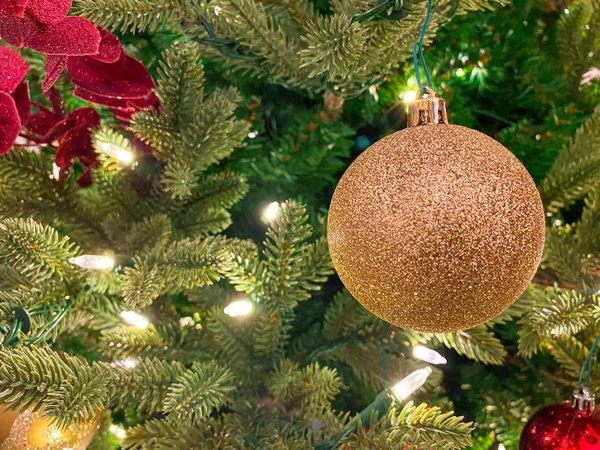 Decoração vermelha e dourada na árvore de Natal . — Fotografia de Stock