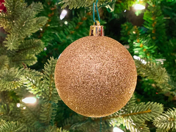 Červená a zlatá dekorace na vánočním stromečku. — Stock fotografie