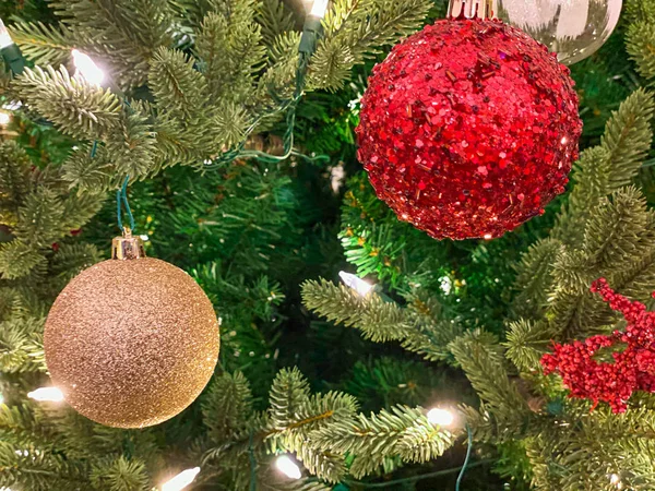 Κόκκινη και χρυσή διακόσμηση στο χριστουγεννιάτικο δέντρο. — Φωτογραφία Αρχείου