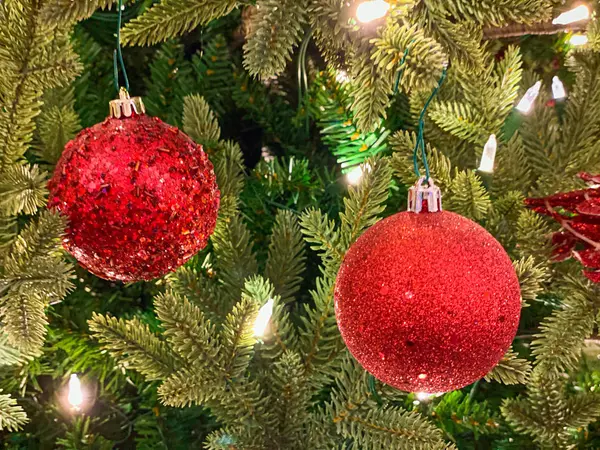 Decorazione in oro e rosso sull'albero di Natale . — Foto Stock