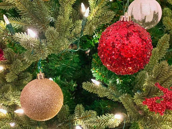 Decoração vermelha e dourada na árvore de Natal . — Fotografia de Stock