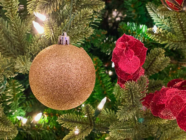 Decoração vermelha e dourada na árvore de Natal . — Fotografia de Stock