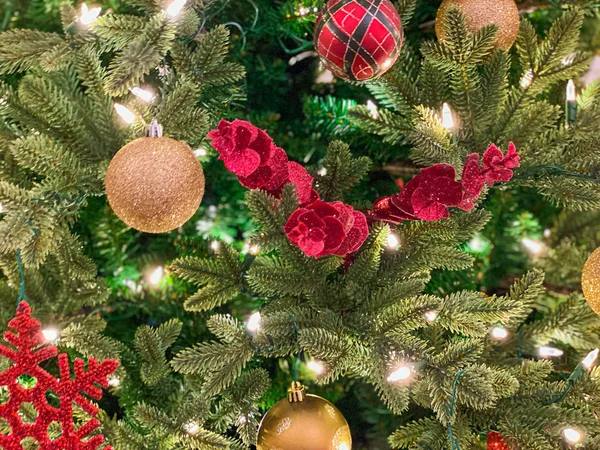 クリスマスツリー上の赤と金の装飾. — ストック写真
