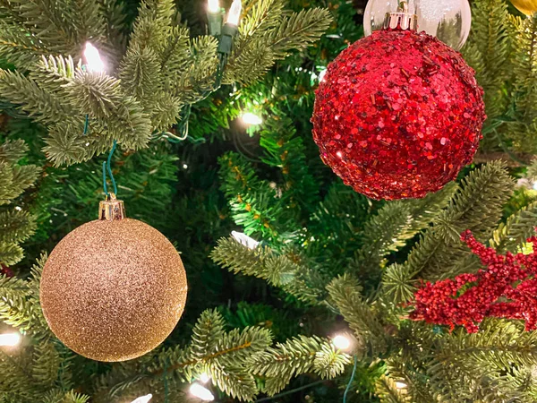 Noel ağacında kırmızı ve altın süsleme. — Stok fotoğraf