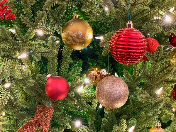 Röd och guld dekoration på julgranen. — Stockfoto