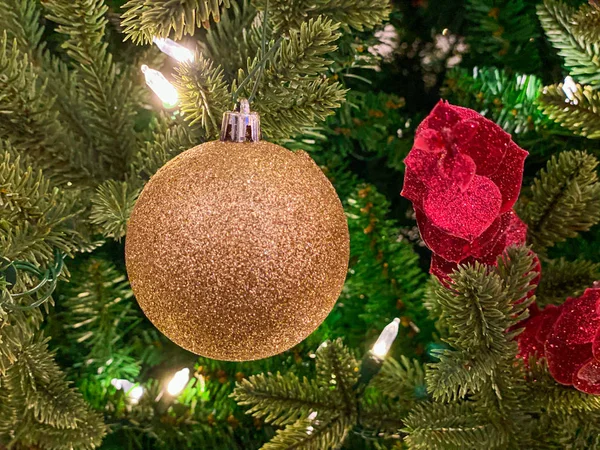 Decoração vermelha e dourada na árvore de Natal . — Fotografia de Stock