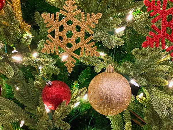 Rød og guld dekoration på juletræet . - Stock-foto