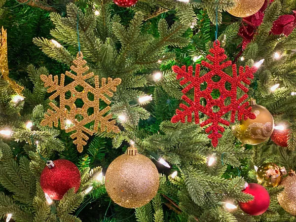 Rød og guld dekoration på juletræet . - Stock-foto