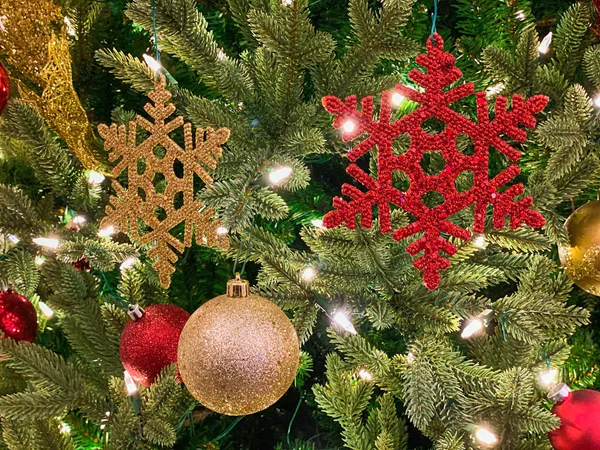 Decorazione in oro e rosso sull'albero di Natale . — Foto Stock