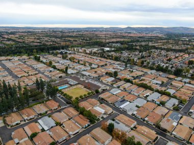 Geniş ölçekli yerleşim yerlerinin havadan görünüşü, Irvine, California