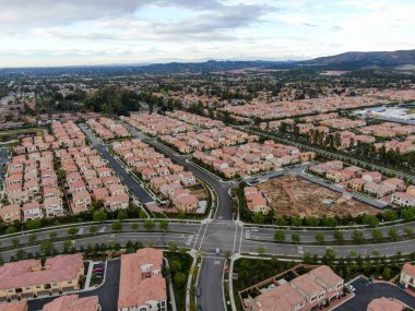 Geniş ölçekli yerleşim yerlerinin havadan görünüşü, Irvine, California