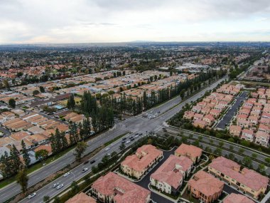 Geniş ölçekli yerleşim yerlerinin havadan görünüşü, Irvine, California