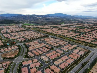 Geniş ölçekli yerleşim yerlerinin havadan görünüşü, Irvine, California