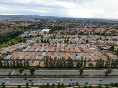 Geniş ölçekli yerleşim yerlerinin havadan görünüşü, Irvine, California