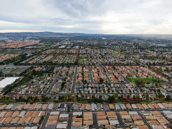 Vista aérea do bairro residencial em grande escala, Irvine, Califórnia — Fotografia de Stock