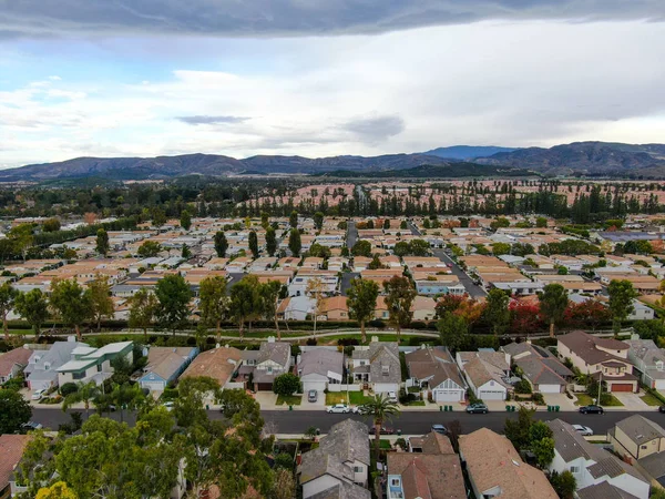 Luchtfoto van grootschalige woonwijk, Irvine, Californië — Stockfoto