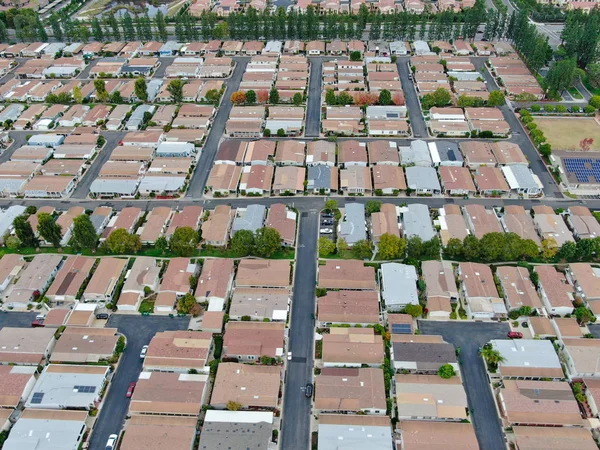 Luchtfoto van grootschalige woonwijk, Irvine, Californië — Stockfoto