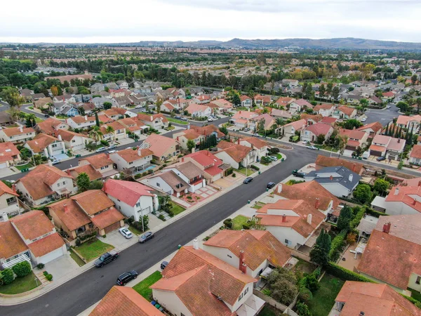 Geniş ölçekli yerleşim yerlerinin havadan görünüşü, Irvine, California — Stok fotoğraf