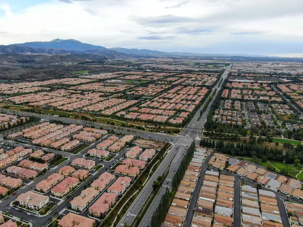 Geniş ölçekli yerleşim yerlerinin havadan görünüşü, Irvine, California — Stok fotoğraf