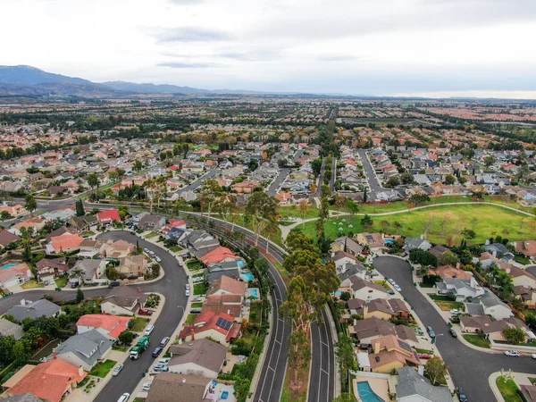 Vista aérea do bairro residencial em grande escala, Irvine, Califórnia — Fotografia de Stock