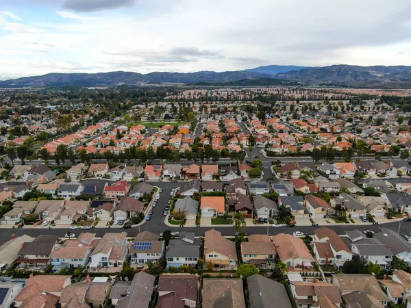 Vista aérea del barrio residencial a gran escala, Irvine, California — Foto de Stock