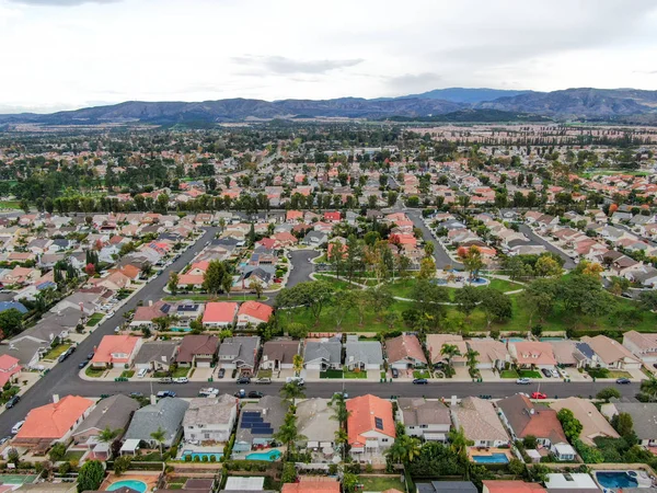 Vista aérea do bairro residencial em grande escala, Irvine, Califórnia — Fotografia de Stock