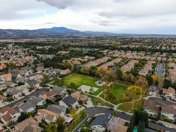 Geniş ölçekli yerleşim yerlerinin havadan görünüşü, Irvine, California — Stok fotoğraf