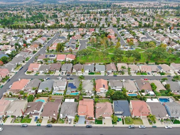 Vista aérea del barrio residencial a gran escala, Irvine, California — Foto de Stock