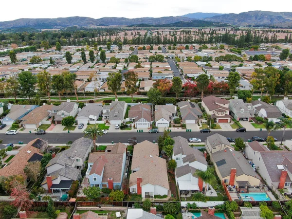 カリフォルニア州アーバインの大規模住宅街の空中ビュー — ストック写真