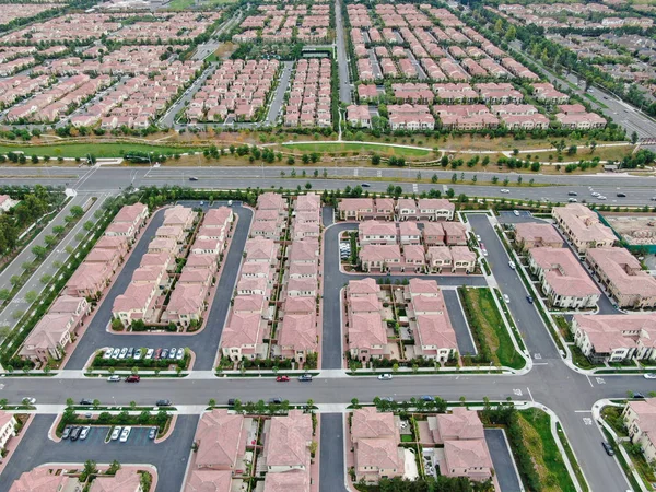 Vista aérea do bairro residencial em grande escala, Irvine, Califórnia — Fotografia de Stock